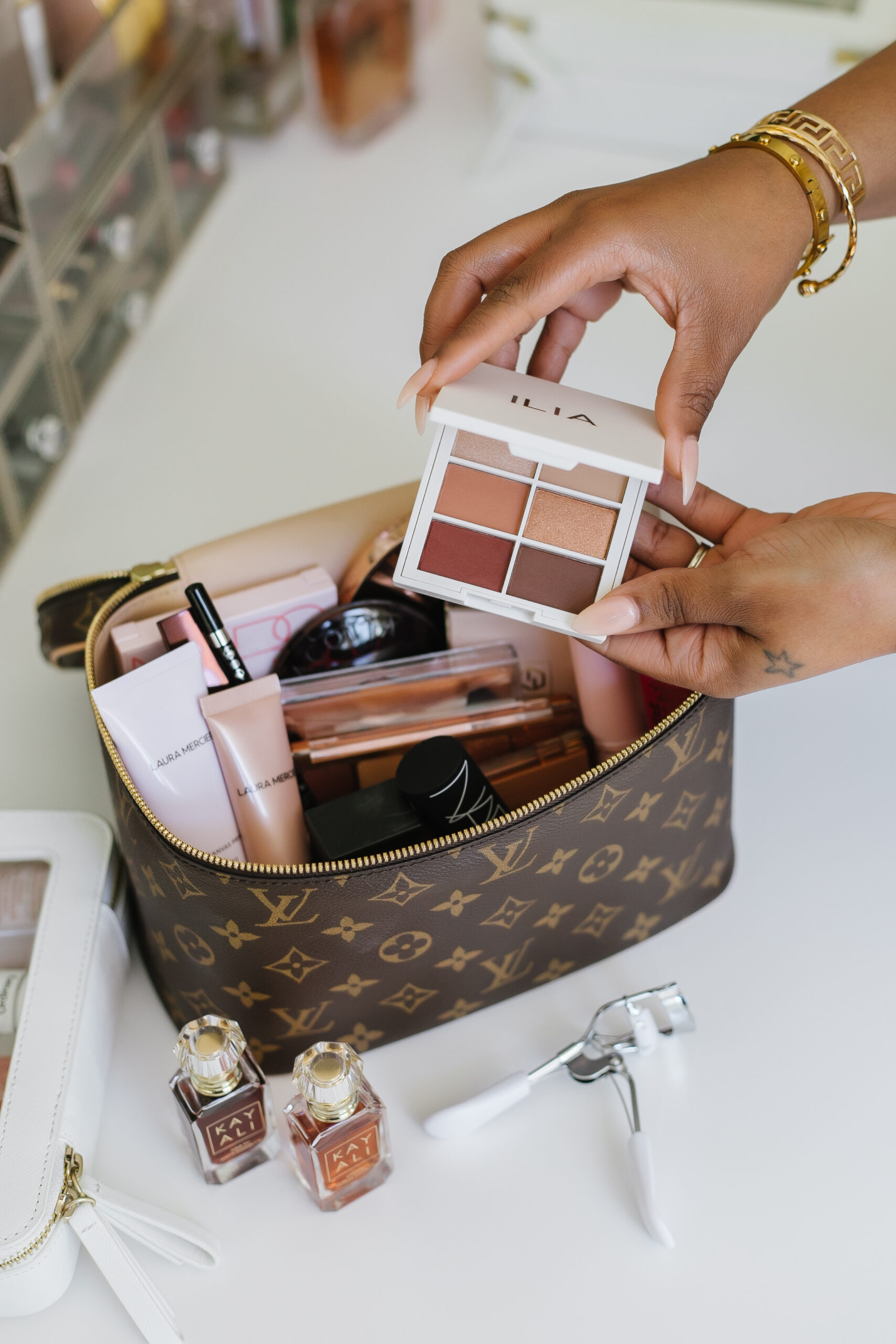 WHAT'S IN MY BAG - Louis Vuitton Nice BB and Travel Essentials