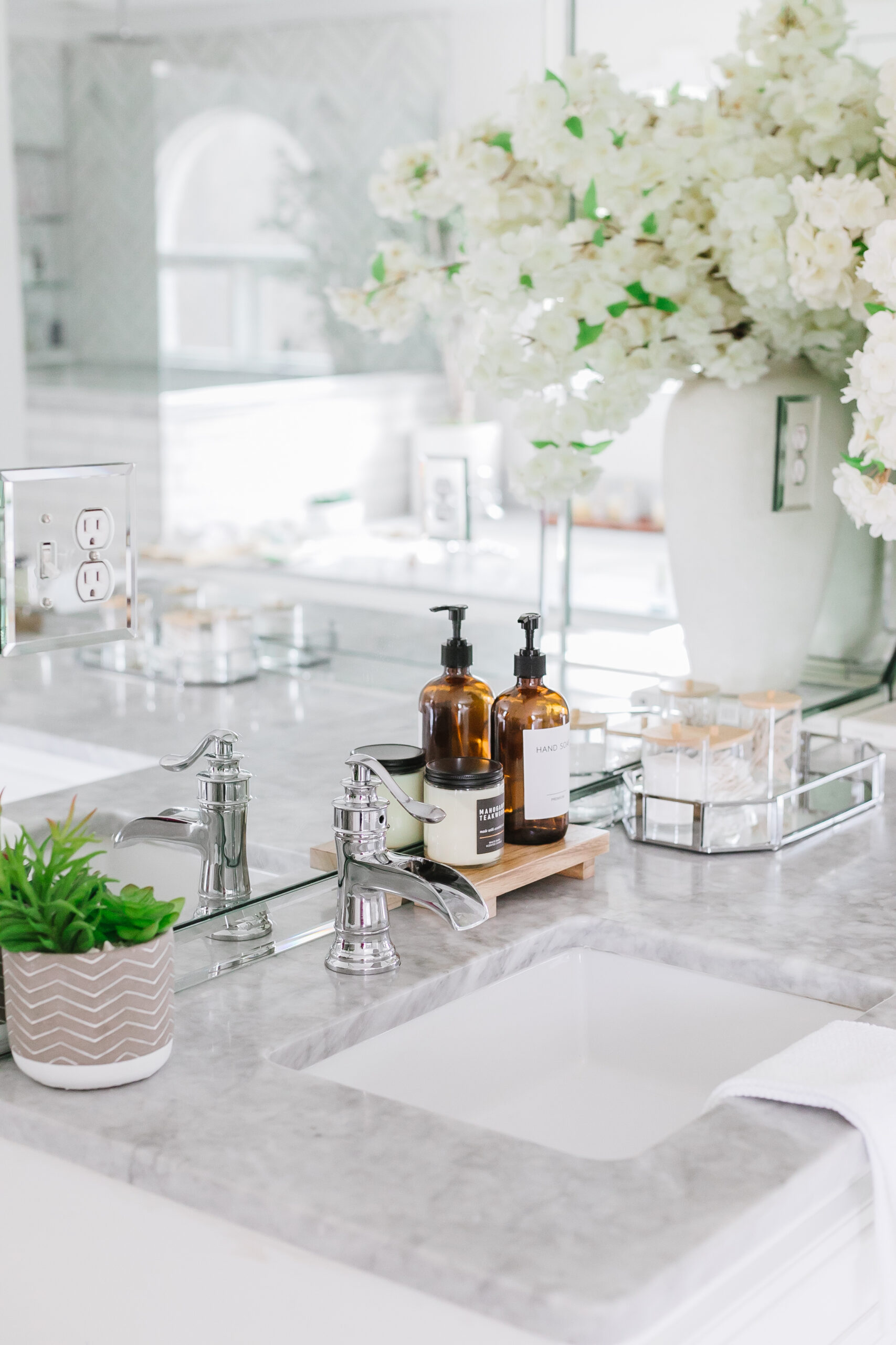 guest bathroom counter decor